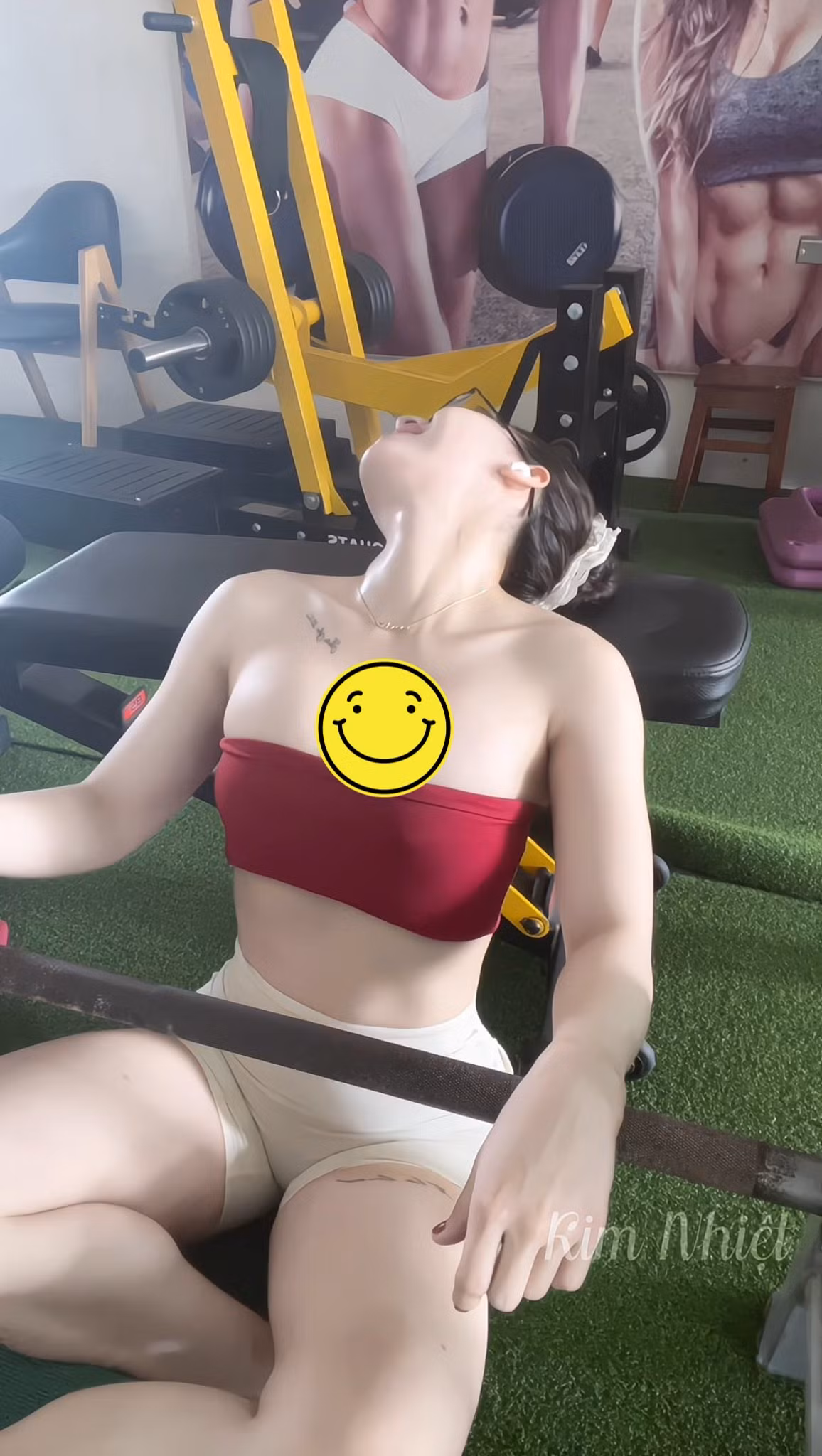 Ngay khi video của nữ gymer trên được lan truyền, một cuộc tranh cãi bùng nổ khắp các diễn đàn.