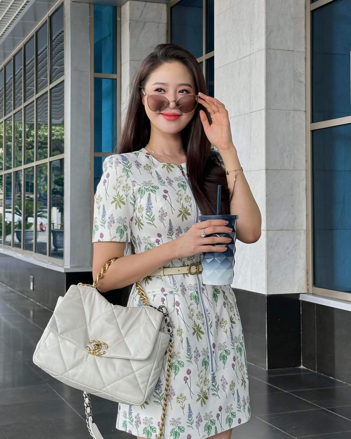 Bảo Châu kết thân với bộ môn gym nhiều năm. Cô chia các buổi tập cho từng nhóm cơ: Cơ bụng, cơ đùi trước, cơ đùi sau, cơ mông.