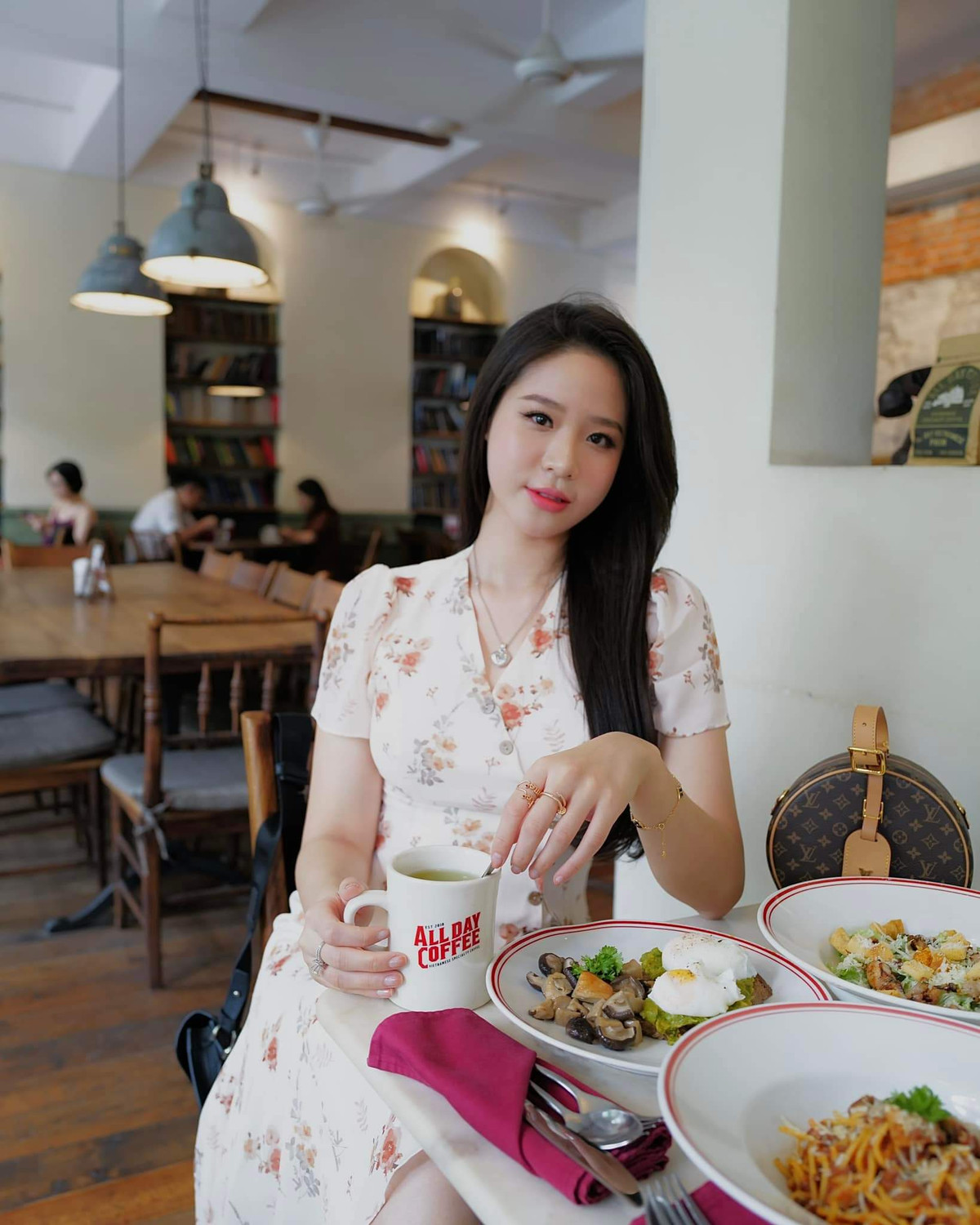 Bảo Châu cao 1m74, số đo 3 vòng là 85 - 60 - 93 (cm).