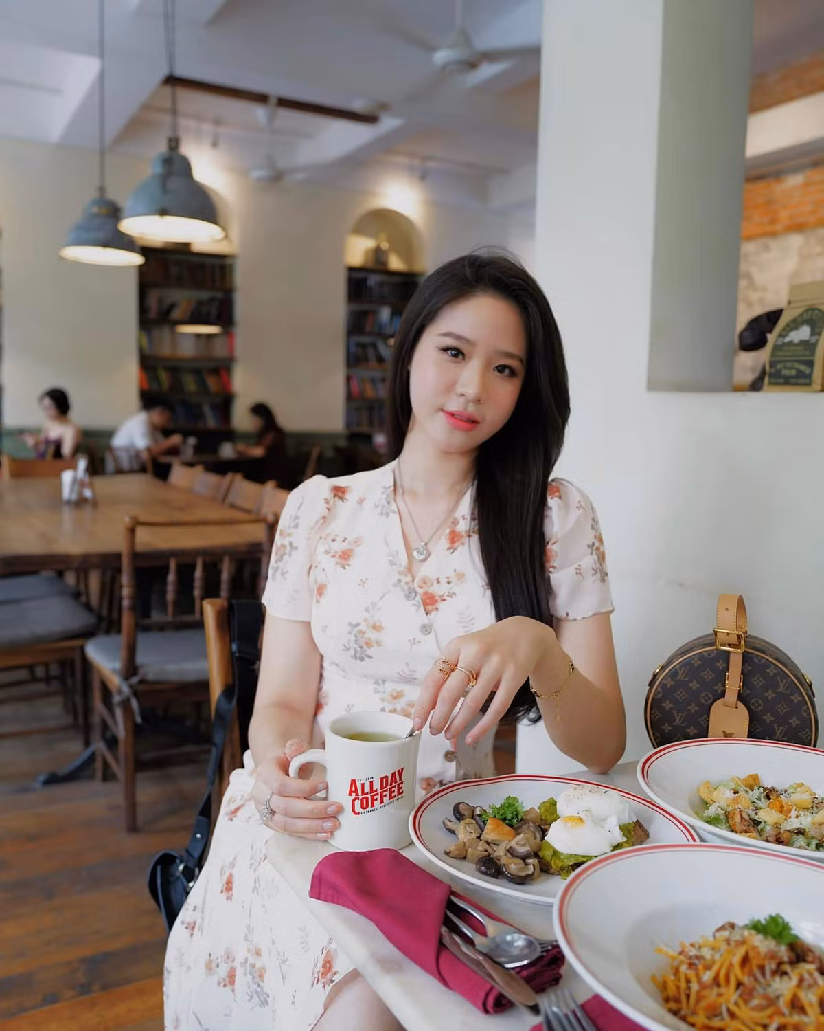 Bảo Châu cao 1m74, số đo 3 vòng là 85 - 60 - 93 (cm).