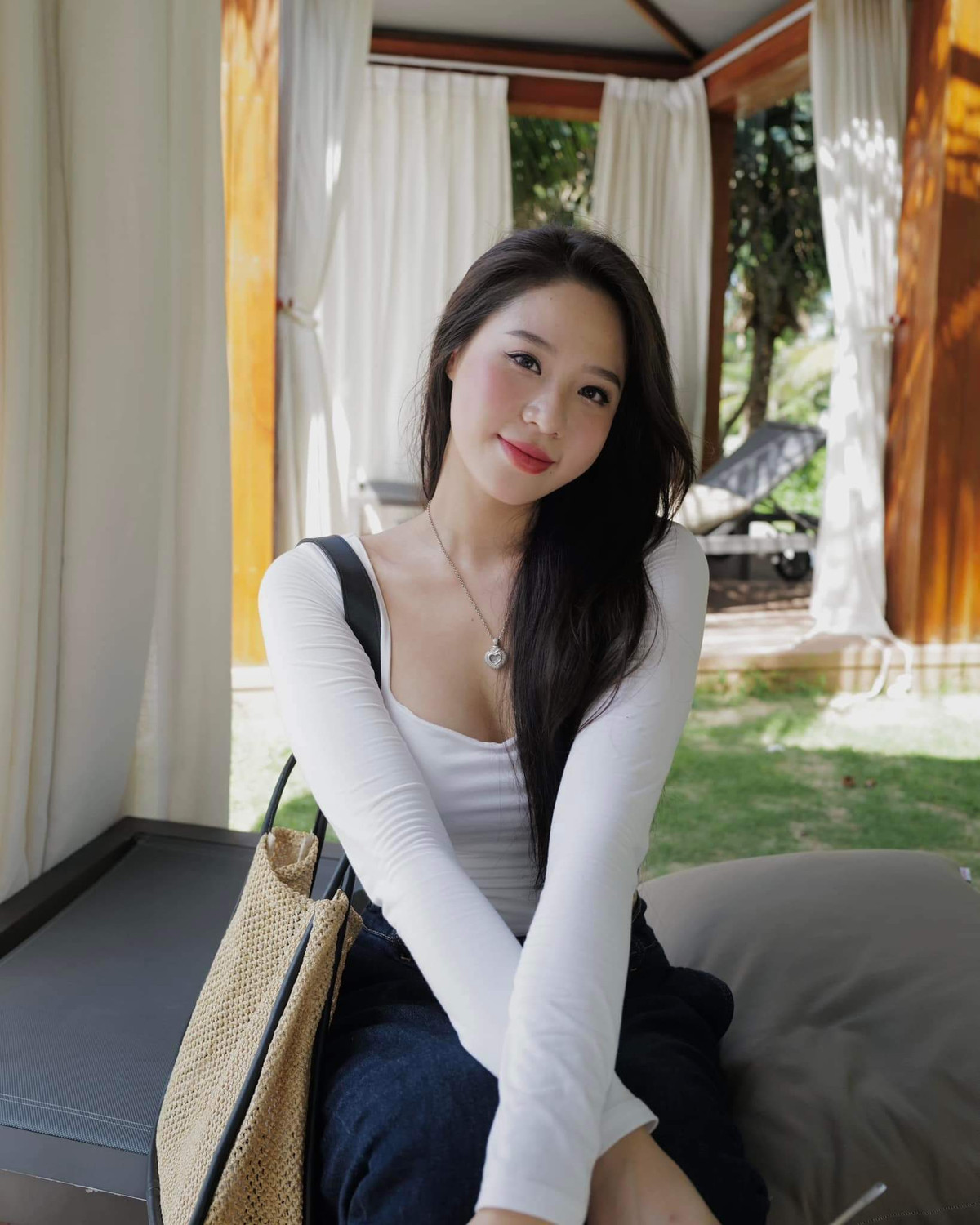 Theo Bảp Châu, ngoài vòng 3 thì vòng 2 thon gọn, săn chắc cũng vô cùng quan trọng. Có 2 bài tập mà nữ MC thường xuyên áp dụng, đó là plank và gập bụng.