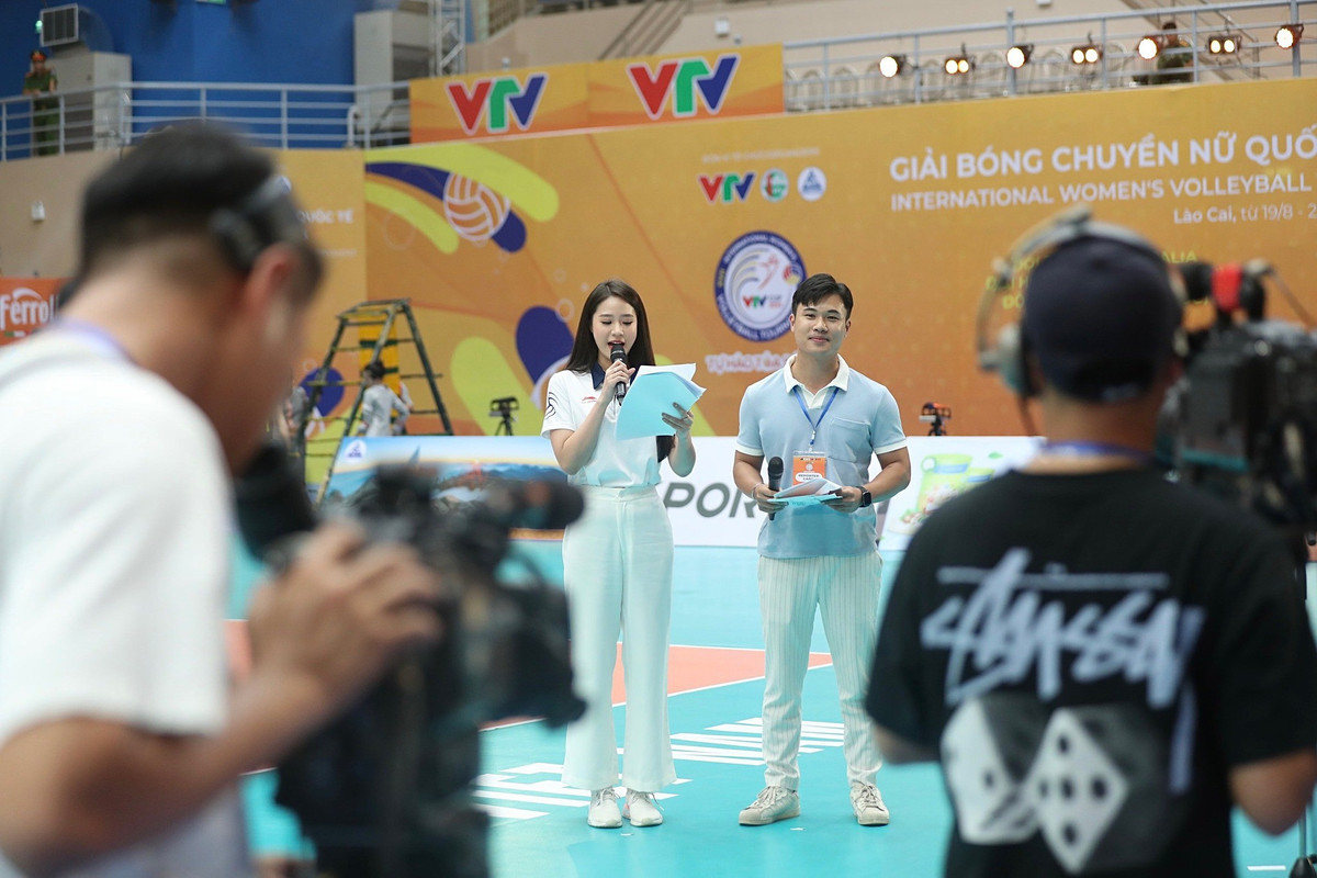 Nguyễn Hoàng Bảo Châu sinh năm 2000, hiện tại đang là MC thể thao đài VTV. Cô nàng gây ấn tượng với khán giả truyền hình bởi lối dẫn dắt linh hoạt, tự nhiên cùng ngoại hình nổi bật.