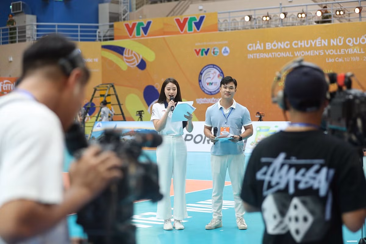 Nguyễn Hoàng Bảo Châu sinh năm 2000, hiện tại đang là MC thể thao đài VTV. Cô nàng gây ấn tượng với khán giả truyền hình bởi lối dẫn dắt linh hoạt, tự nhiên cùng ngoại hình nổi bật.