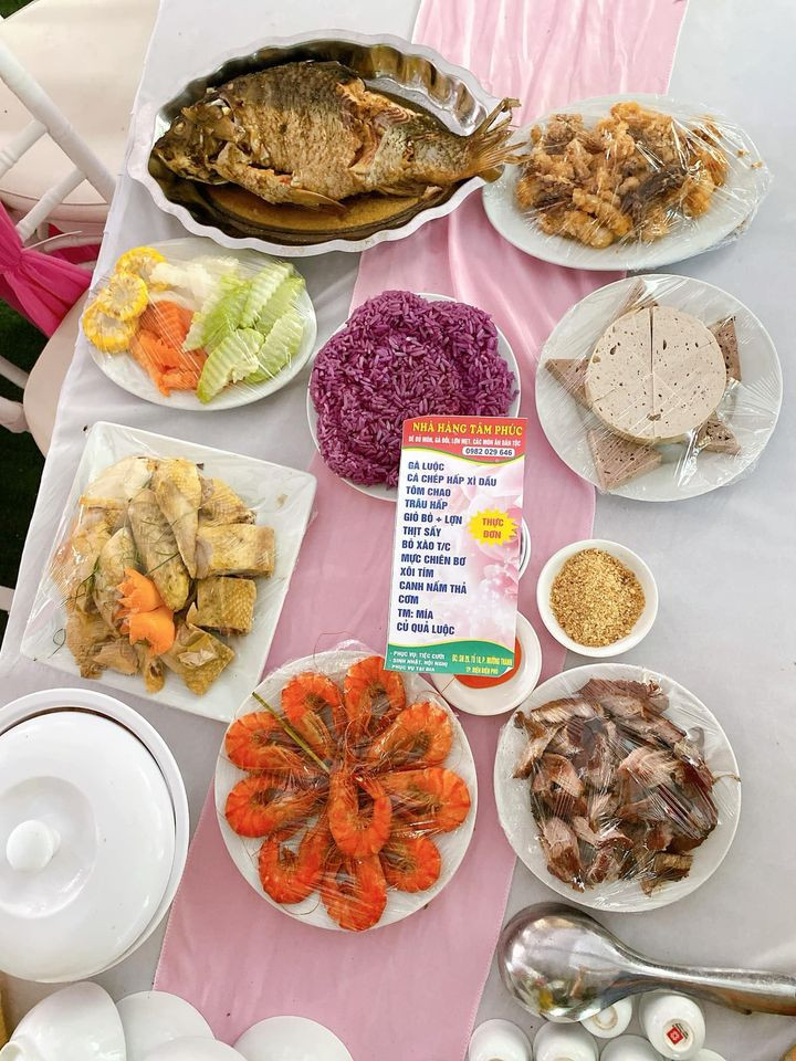 Khach dat 150 mam co cuoi 