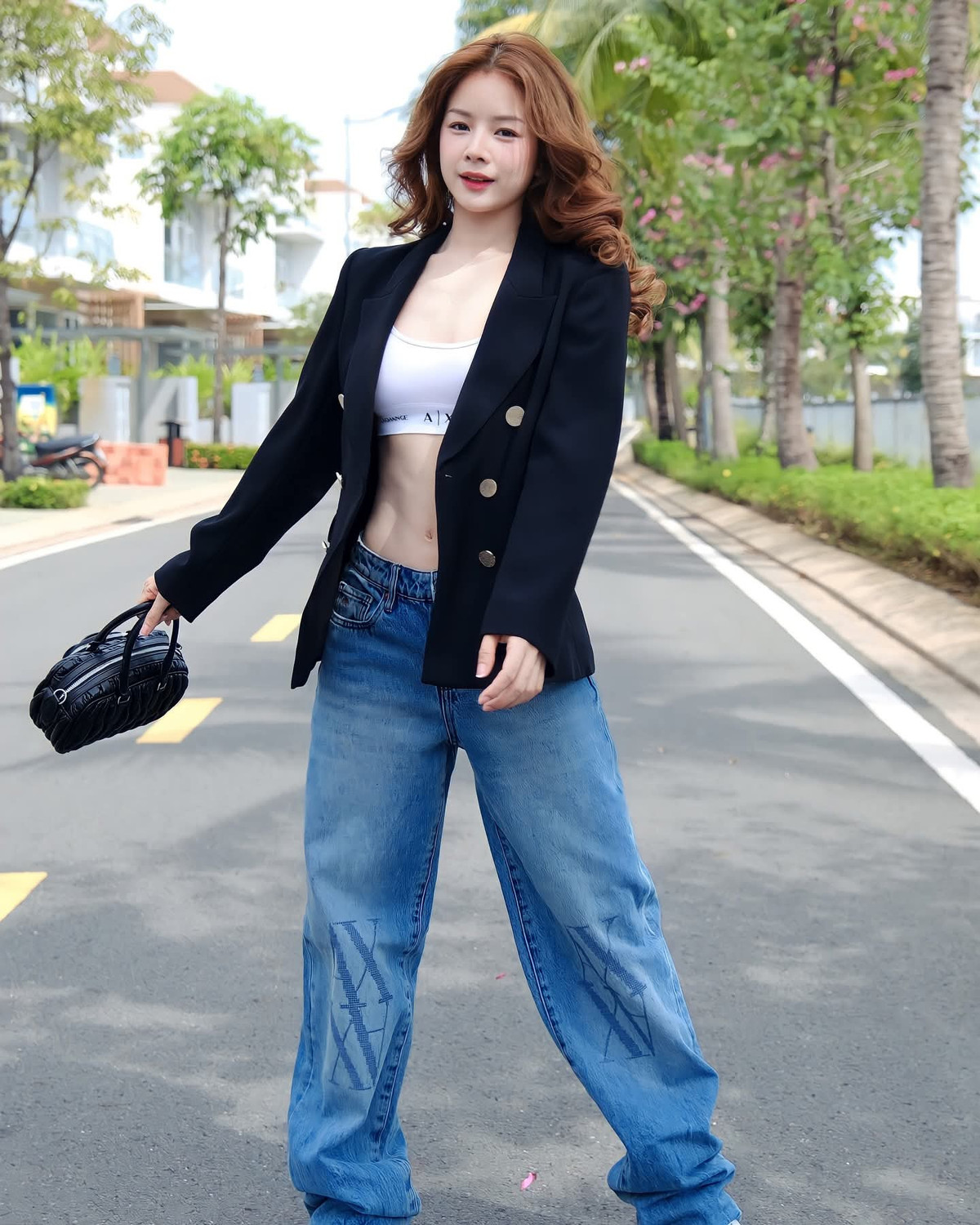 Bên cạnh các hoạt động đi diễn, năm qua fan của DJ Mie được thấy cô trong nhiều trải nghiệm mới mẻ. Cô nàng gây chú ý khi ghi tên tham gia "Sao nhập ngũ" mùa thứ 15. Người đẹp cho biết cô xem chương trình là cơ hội để khám phá giới hạn bản thân, vượt qua ranh giới an toàn.