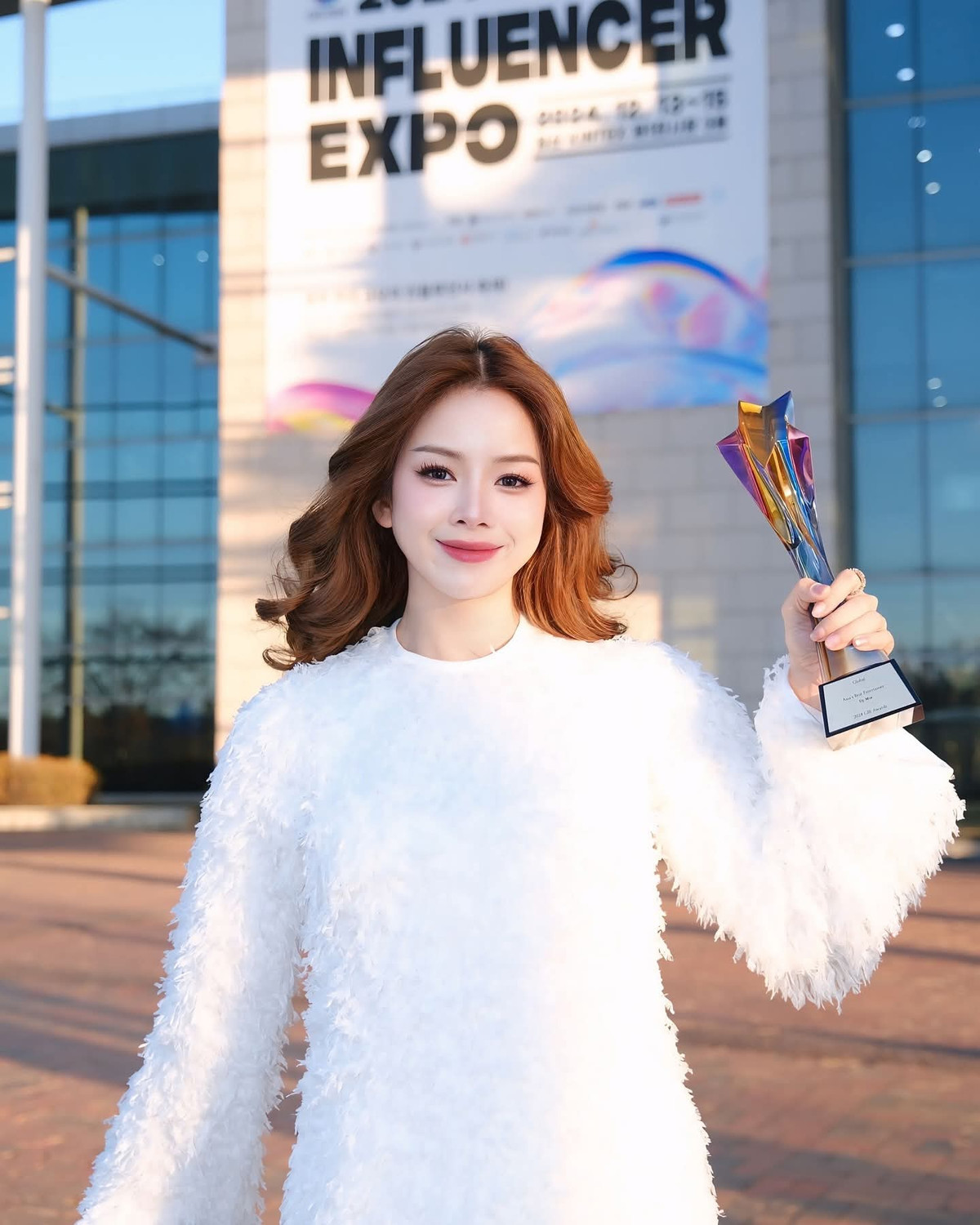 Mie thường chọn những trang phục nhằm khoe được làn da trắng, eo thon cùng phong cách năng động.