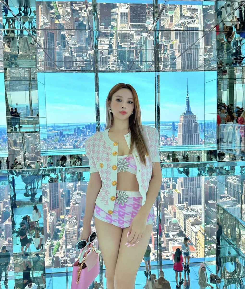 Chồng của Huyền Baby là đại gia Quang Huy - chủ hệ thống khách sạn nổi tiếng ở Hà Nội và TPHCM. Người đẹp sinh năm 1989 bước vào cuộc sống hào môn, thường xuyên chia sẻ tủ đồ hiệu, những chuyến du lịch trong và ngoài nước.