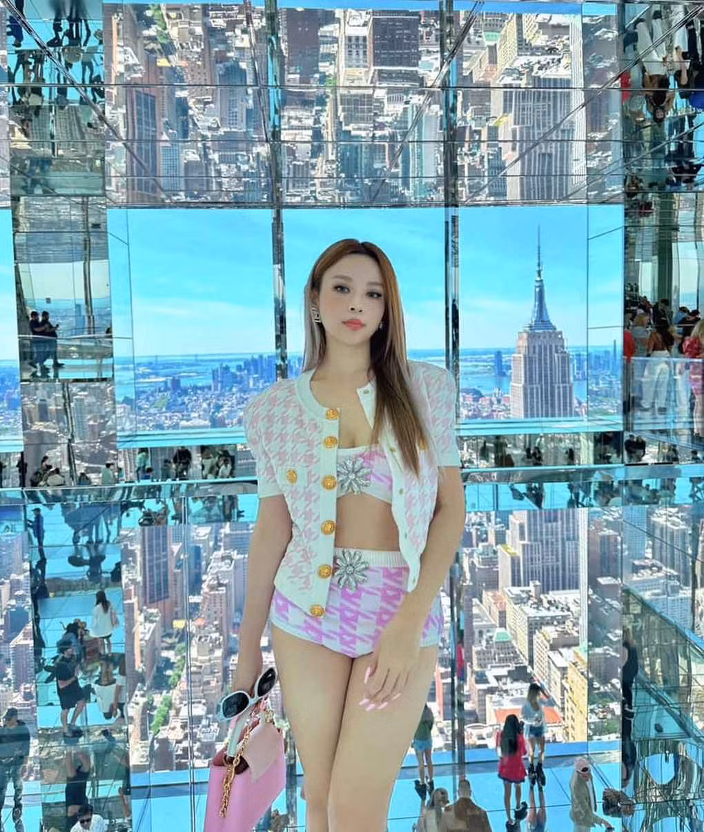 Chồng của Huyền Baby là đại gia Quang Huy - chủ hệ thống khách sạn nổi tiếng ở Hà Nội và TPHCM. Người đẹp sinh năm 1989 bước vào cuộc sống hào môn, thường xuyên chia sẻ tủ đồ hiệu, những chuyến du lịch trong và ngoài nước.