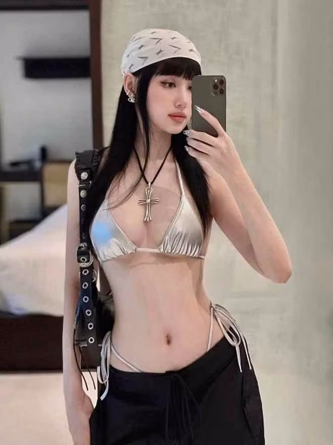 Năm 2014, khi sự nghiệp đang phát triển, Tâm Tít nhận vướng ồn ào khiến hình ảnh của cô bị ảnh hưởng. Một năm sau, cô kết hôn với bạn trai doanh nhân và rút lui khỏi showbiz.