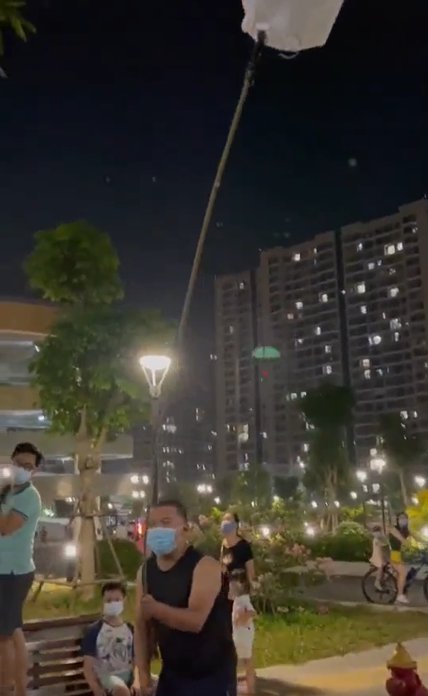 Sau khi đoạn clip hái xoài trong khu dân cư trên được đăng tải, dân mạng cũng để lại những bình luận cực kỳ hào hứng.