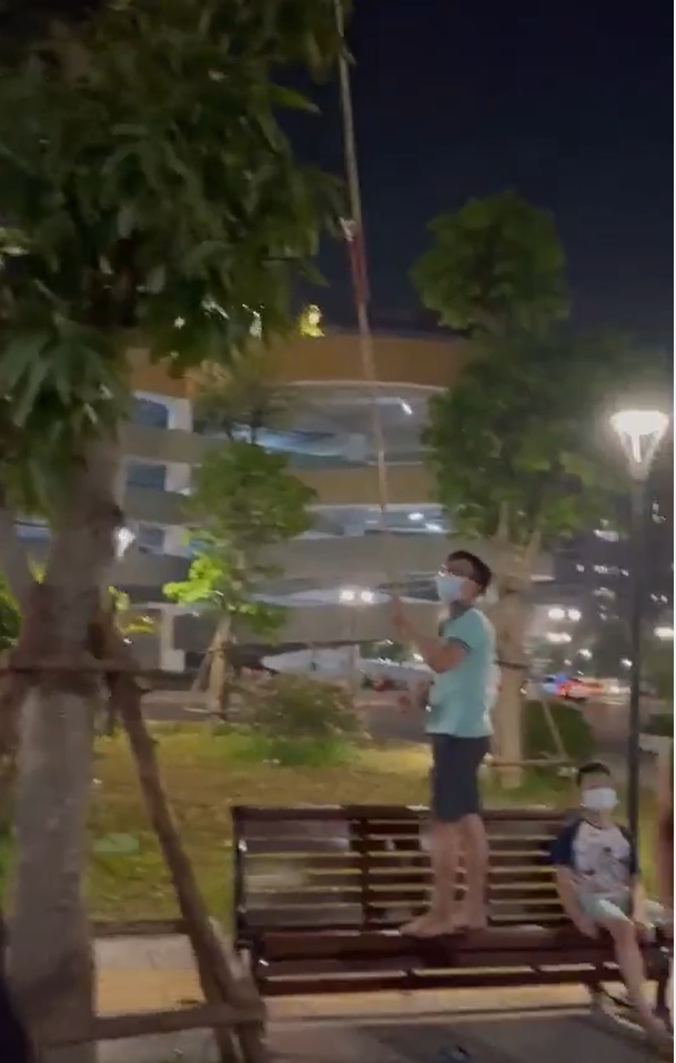 Trong clip trên, theo người đăng tải thì là cảnh hái xoài trong một khu chung cư cao cấp. Mọi người rủ nhau xuống hái, người thì chọc, người thì dùng áo mưa hứng.