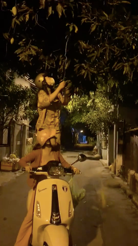 Điển hình như 2 cô gái bỗng nổi rần rần vì đoạn video hậu trường hái trộm xoài ven đường.