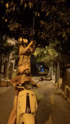 Điển hình như 2 cô gái bỗng nổi rần rần vì đoạn video hậu trường hái trộm xoài ven đường.