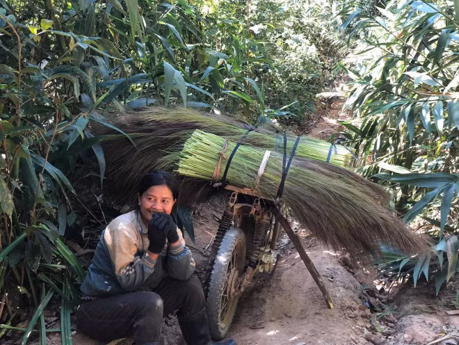 Nguoi dan do xo di nhat loc troi dau nam bat chap nguy hiem-Hinh-2