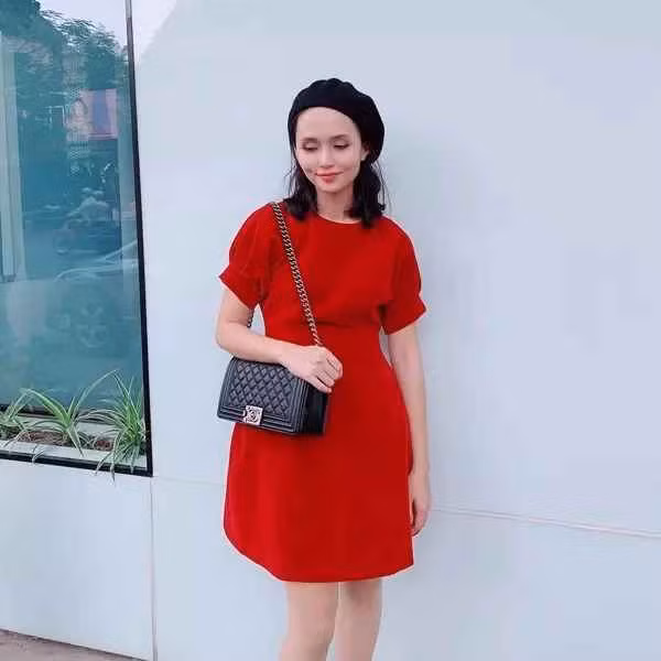 Là "bà chủ" của một cửa hàng về làm đẹp, thế nên sẽ không quá bất ngờ khi Huyền Mi có "gu" ăn mặc cực kỳ ấn tượng. Những bộ "cánh" của Huyền Mi thường theo xu hướng ít màu nhưng rất thanh lịch, thời thượng và khiến cho người khác phải chú ý.