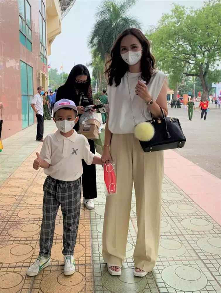 Bên cạnh là một người vợ đảm, biết cách chăm sóc, vun vén cho gia đình của mình, Huyền Mi còn tỏ ra rất có "máu" kinh doanh. Tháng 9/2019, bà xã của Văn Quyết đã khai trương cửa hàng thời trang, mỹ phẩm mang tên Aurora Castle cùng với em gái ruột tên Nguyễn Quỳnh Anh (vợ cầu thủ Đỗ Duy Mạnh). Hiện tại, hai cô gái đã sở hữu 2 cửa hàng và được nhiều khách hàng quan tâm, ủng hộ.