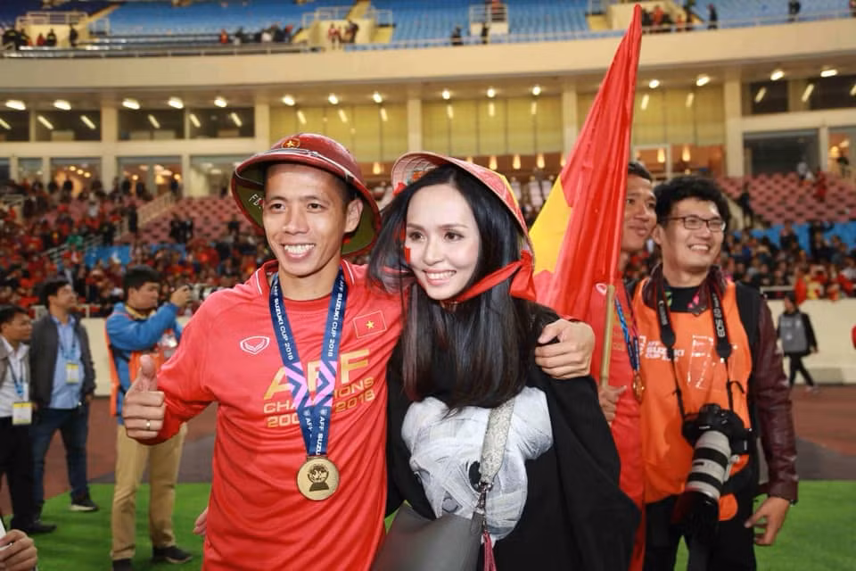 Văn Quyết là một cầu thủ tài năng, đã đạt được nhiều vinh quang, danh hiệu trong sự nghiệp. Bên ngoài sân cỏ, anh có một gia đình hạnh phúc với người vợ xinh đẹp, giỏi giang là Huyền Mi và cậu con trai kháu khỉnh là bé Sóc.