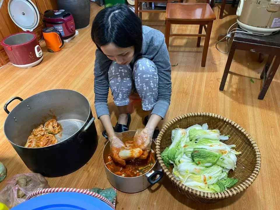 Cho đến lúc này, Văn Quyết và Huyền Mi đã có với nhau một cậu con trai kháu khỉnh tên Nguyễn Văn Quân (hay còn được gọi là bé Sóc). Bé Sóc đã bộc lộ tài năng chơi bóng từ nhỏ và thường được bắt gặp ra sân cùng bố mỗi khi Văn Quyết rảnh rỗi. Văn Quân cũng chính là cậu bé có vinh dự trao quả bóng thi đấu trong trận mở màn của U23 Việt Nam tại SEA Games 31.