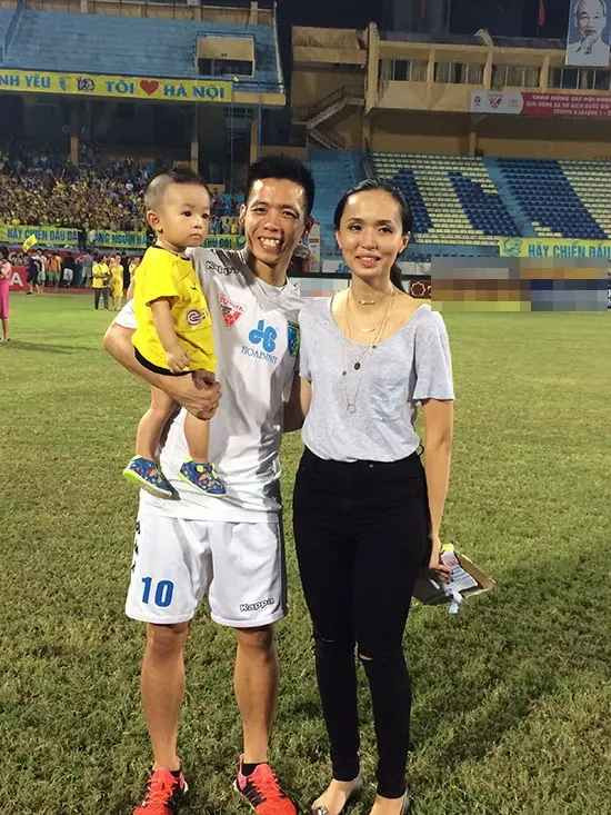 Thế là từ sau lần đụng phải "tiếng sét ái tình", chàng tiền đạo Văn Quyết lên ngay "chiến dịch tán tỉnh". Vốn trầm tính nhưng khi gặp được cô gái trong mộng, chàng cầu thủ đội tuyển Việt Nam khi ấy khác hẳn và anh đã chịu nói, chịu cười nhiều hơn. Nụ cười để lộ chiếc răng khểnh cực duyên chính là thứ vũ khí giúp anh "cưa đổ" Huyền Mi!