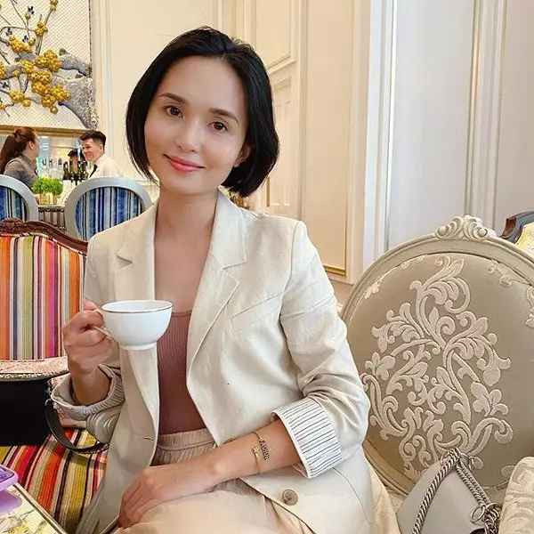 Là con gái cả của ông Nguyễn Giang Đông, cựu Chủ tịch CLB Hà Nội (sau này đổi tên thành CLB Sài Gòn) nhưng Huyền Mi lại không phải người quá hiểu biết về bóng đá. Song cô từng nói rằng vì yêu Văn Quyết, bản thân đã chủ động tìm tòi nhiều hơn về môn thể thao vua.