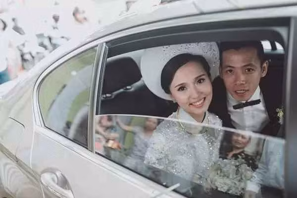 Ngày 1/7/2011, Nguyễn Văn Quyết cùng các đồng đội tại đội tuyển Việt Nam lên đường sang Macau dự Vòng loại World Cup 2014. Sau này khi kể lại, đội trưởng của CLB Hà Nội thổ lộ rằng chuyến bay hôm đó tình cờ lại là lần đầu tiên anh gặp được cô gái tên Huyền Mi mà sau này trở thành vợ mình.