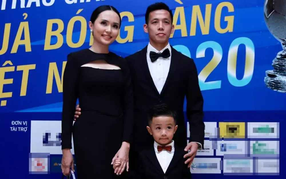 Sau gần 4 năm, cuối cùng chàng cũng đưa nàng về dinh. Chiều ngày 9/5/2015, Văn Quyết và Huyền Mi chính thức lên xe hoa. Đám cưới diễn ra ở một khách sạn 5 sao tại Hà Nội, được tổ chức trong một không gian riêng tư chỉ có những người thân thiết của cô dâu, chú rể.