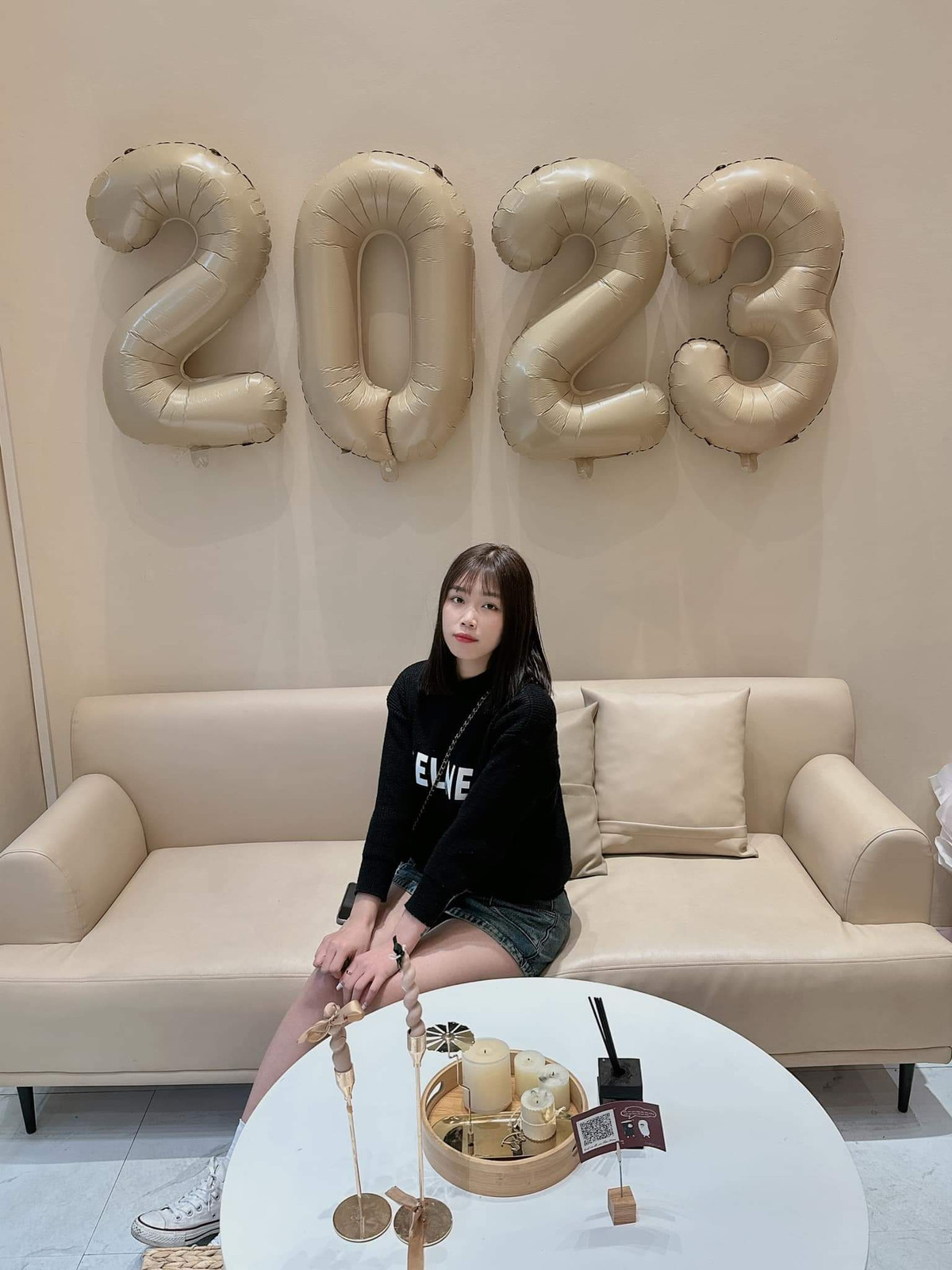 Bên cạnh tài năng, Khánh Linh còn sở hữu nhan sắc xinh đẹp, nước da trắng sáng cùng gu ăn mặc đầy cá tính. Trên mạng xã hội, tuyển thủ 22 tuổi thường xuyên chia sẻ hình ảnh cá nhân và thu về lượng tương tác lớn.