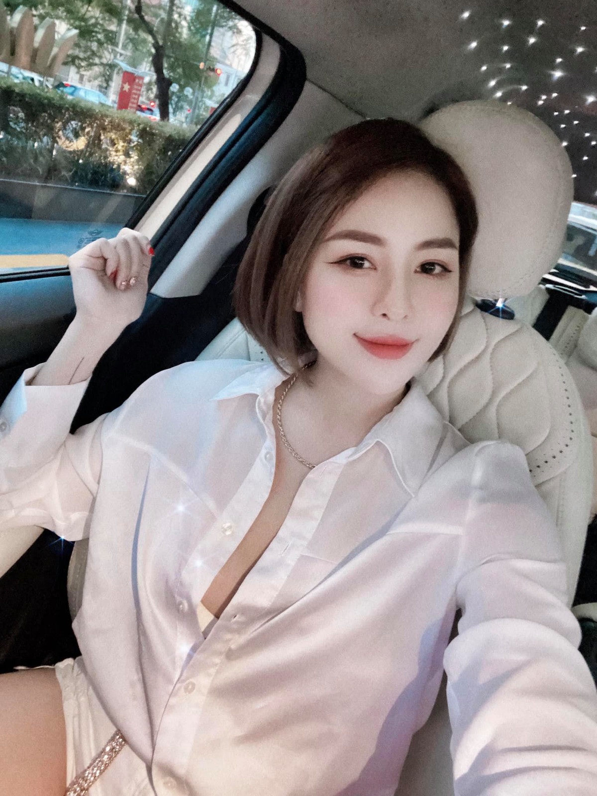 Tuy nhiên, sau khi nổi tiếng quá nhanh, Trâm Anh cũng nhận về không ít thị phi từ việc bị đánh giá dựa hơi người nổi tiếng, gây chuyện với bạn diện cho tới lộ clip nóng với bạn trai cũ.