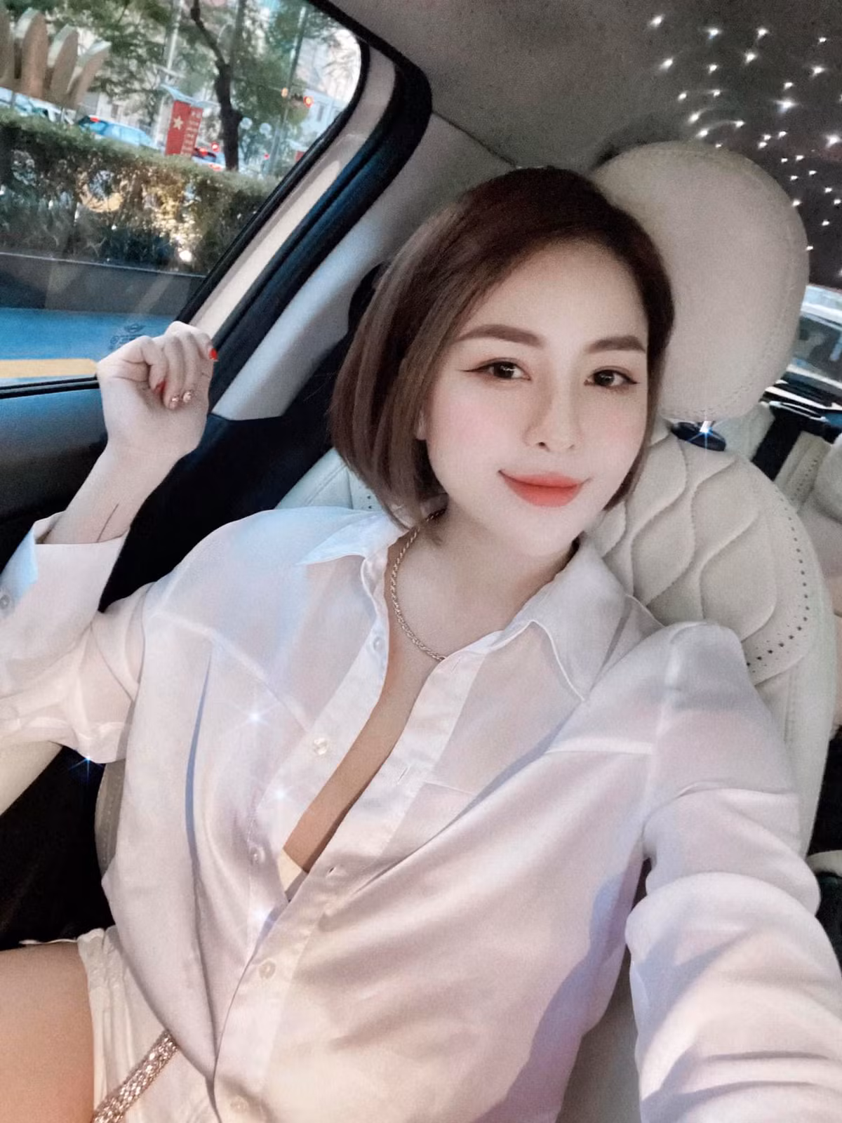 Tuy nhiên, sau khi nổi tiếng quá nhanh, Trâm Anh cũng nhận về không ít thị phi từ việc bị đánh giá dựa hơi người nổi tiếng, gây chuyện với bạn diện cho tới lộ clip nóng với bạn trai cũ.