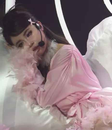 Phong cách thời trang lần này của MisThy đã làm nhiều fan không khỏi bất ngờ và thậm chí, có phần ngỡ ngàng.