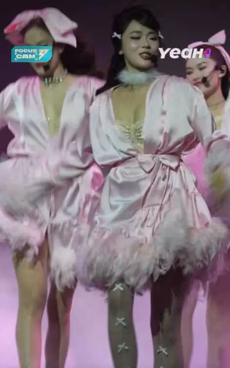 Trên tập phát sóng mới nhất, MisThy bất ngờ gây xôn xao với hình ảnh lạ. Cô nàng diện bộ đồ thời trang khoét sâu, táo bạo, khoe thềm ngực lấp ló gợi cảm.