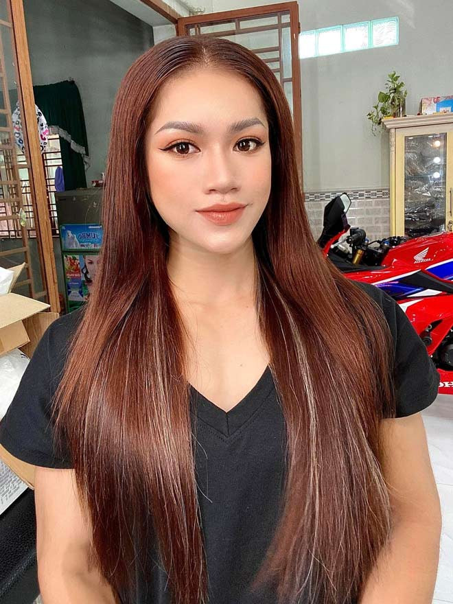 Tuy nhiên, cơ thể Ny Ny bỗng dưng phát triển theo hướng không thể kiểm soát, bắp tay và đùi lớn hơn. Cô phấn khích với sự thay đổi này, quyết định xây dựng cơ bắp cho mình và trở thành vận động viên thể hình chuyên nghiệp.