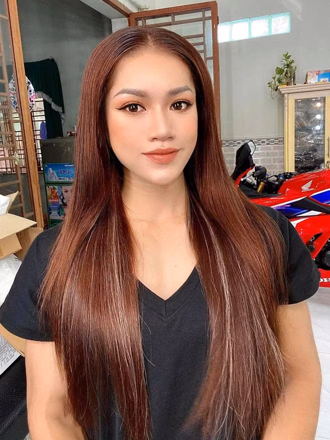 Tuy nhiên, cơ thể Ny Ny bỗng dưng phát triển theo hướng không thể kiểm soát, bắp tay và đùi lớn hơn. Cô phấn khích với sự thay đổi này, quyết định xây dựng cơ bắp cho mình và trở thành vận động viên thể hình chuyên nghiệp.