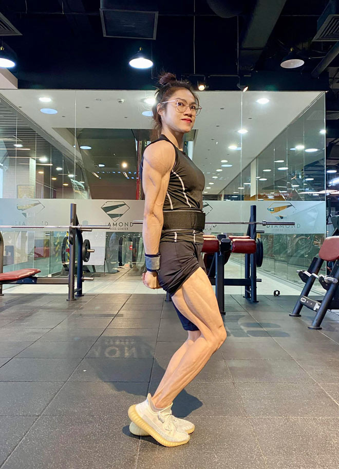 Ny Ny nói: “Cũng có nhiều người tò mò về mình nhưng thực ra, mình chỉ khác một chút là có body lực lưỡng, cơ bắp thôi. Ngoài những lúc ở phòng tập, mặc đồ tập, mình cũng là một cô gái thích những chiếc váy điệu đà. Mình rất vui khi được mọi người chú ý”.