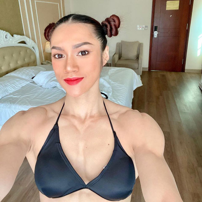 Danh tính cô nàng nhanh chóng được tìm ra bởi đây không phải là gương mặt xa lạ với cộng đồng mạng. Đó là Trần Ny Ny (tên thật là Trần Thị Ny, sinh năm 1999, quê Đồng Nai). Cô nàng là vận động viên thể hình nổi tiếng với biệt danh “búp bê cơ bắp Việt Nam”.