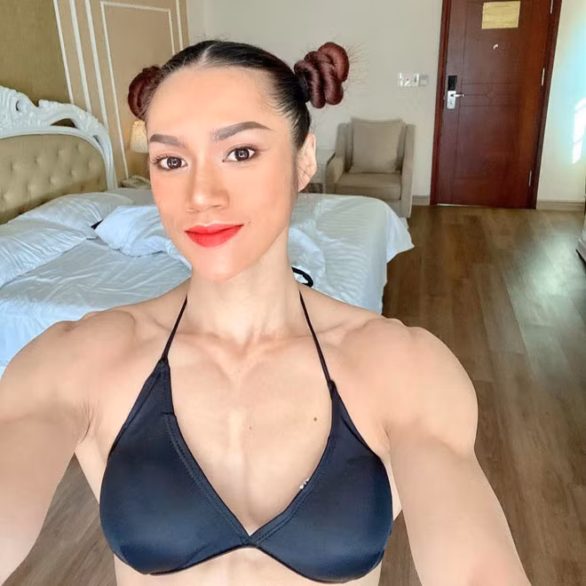 Danh tính cô nàng nhanh chóng được tìm ra bởi đây không phải là gương mặt xa lạ với cộng đồng mạng. Đó là Trần Ny Ny (tên thật là Trần Thị Ny, sinh năm 1999, quê Đồng Nai). Cô nàng là vận động viên thể hình nổi tiếng với biệt danh “búp bê cơ bắp Việt Nam”.