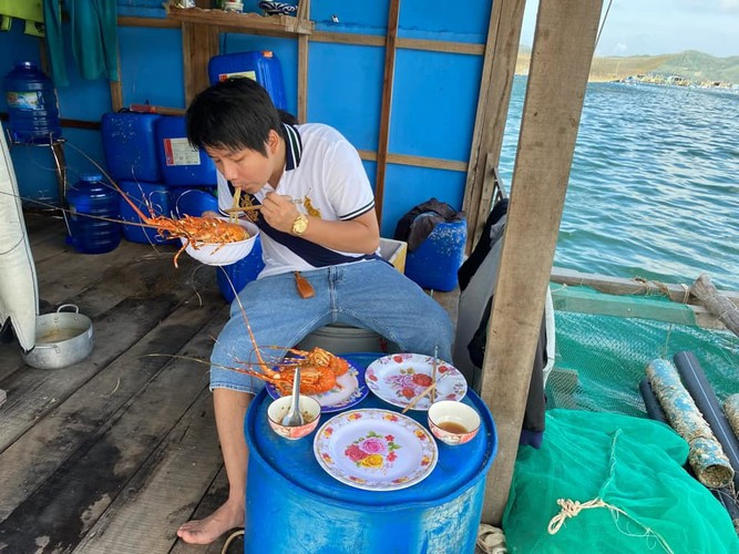 Theo giới thiệu của Khoa Pug (Nguyễn Anh Khoa), tại các vlog riêng, mỗi chuyến đi như vậy sẽ tốn mức chi phí khoảng từ vài trăm triệu đến vài tỉ đồng.