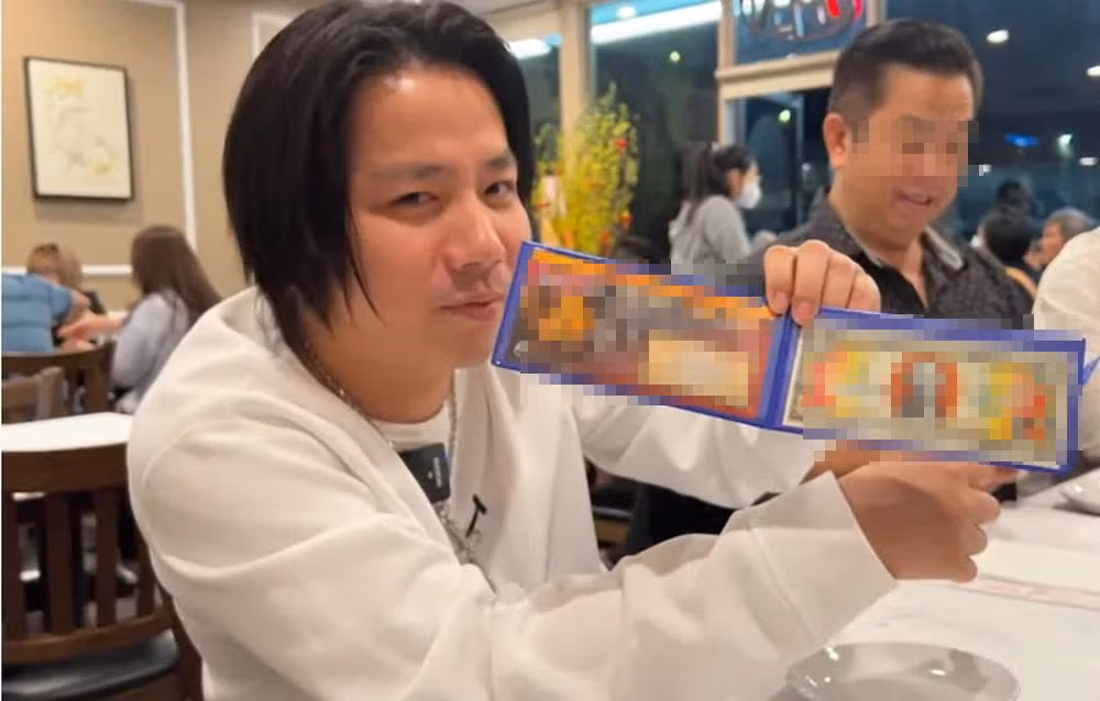 Lần lên sóng này, Khoa Pug đưa người hâm mộ được quay về không khí Tết Nguyên đán cổ truyền trôi qua cách đây nửa tháng.