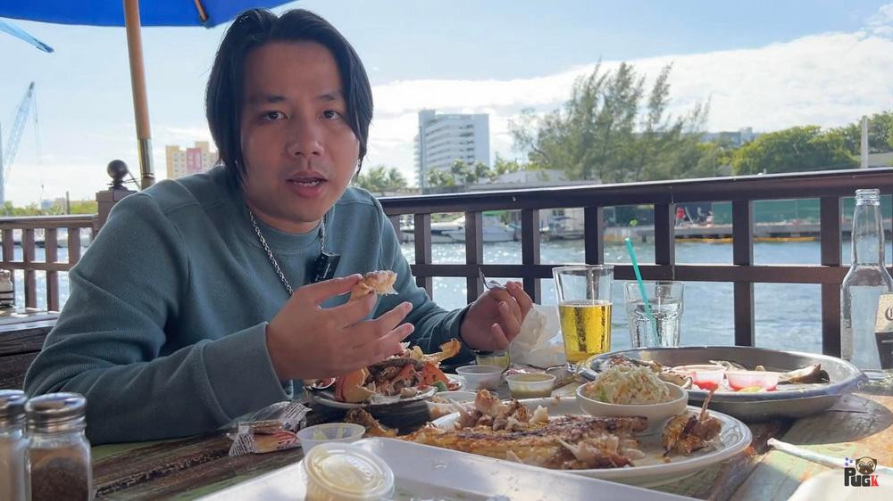 Trong clip, Youtuber Khoa Pug diện áo dài vàng sặc sỡ, đang thăm quan một ngôi chùa ở Mỹ. Vừa đi, chủ nhân clip vừa giới thiệu thêm về danh lam thắng cảnh tại đây.