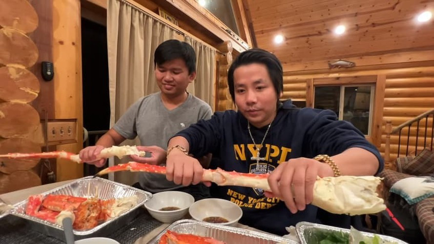 Mà ai hợp tác với mình cũng nổi tiếng, một người bình thường mình cũng giúp họ nổi tiếng được. Đó là lý do rất nhiều người đến với mình. Ai đến với mình thì mình chỉ muốn là đi ăn chơi nhảy múa cho vui thôi. Nhưng có người họ đến với mình vì nhiều mục đích khác. Bởi vì khi họ nổi tiếng nhờ mình, thì lượng fan của họ là fan đột biến, không phải fan trung thành nên họ sẽ nghĩ cách để trục lợi, bào tiền, bào xong thì họ xóa kênh." - Khoa Pug nói thêm.