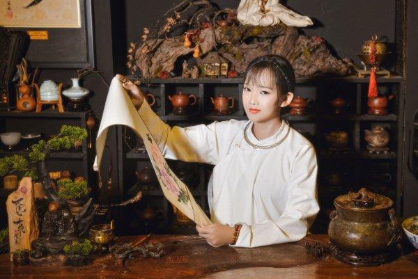 Nói về hành trình của mình, Thuỷ Tiên cho biết cô mày mò học vẽ chân dung cách đây một năm và đã nhen nhóm ý định mở kênh TikTok để chia sẻ các tác phẩm của mình. Tình cờ, clip vẽ về Nam Phương Hoàng hậu bỗng nhận được sự yêu thích vượt mức mong đợi từ các bạn trẻ.