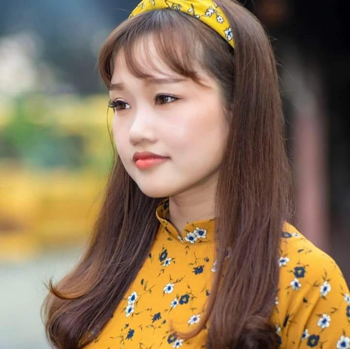 Vào những dịp cận Tết, Thuỷ Tiên dựng một gian hàng cho chữ ở "Phố ông đồ" tại Nhà văn hóa Thanh niên TP HCM để “bán chữ”.