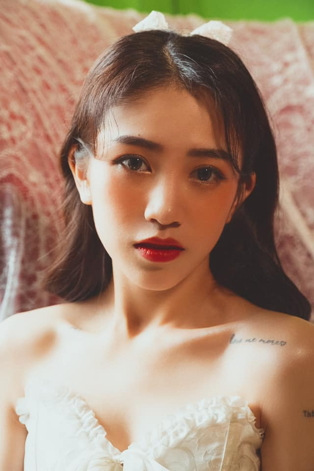 Dù được dân mạng đặt câu hỏi về việc tân trang vòng 1 nhưng Joyce Phạm vẫn chưa có động thái giải thích.