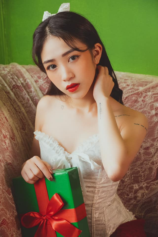 Quay trở lại với những hình ảnh mới của Joyce Phạm, nhiều dân mạng đưa ra bằng chứng có thể thấy vòng 1 của cô nàng thay đổi rõ rệt khi so sánh với ảnh cũ.