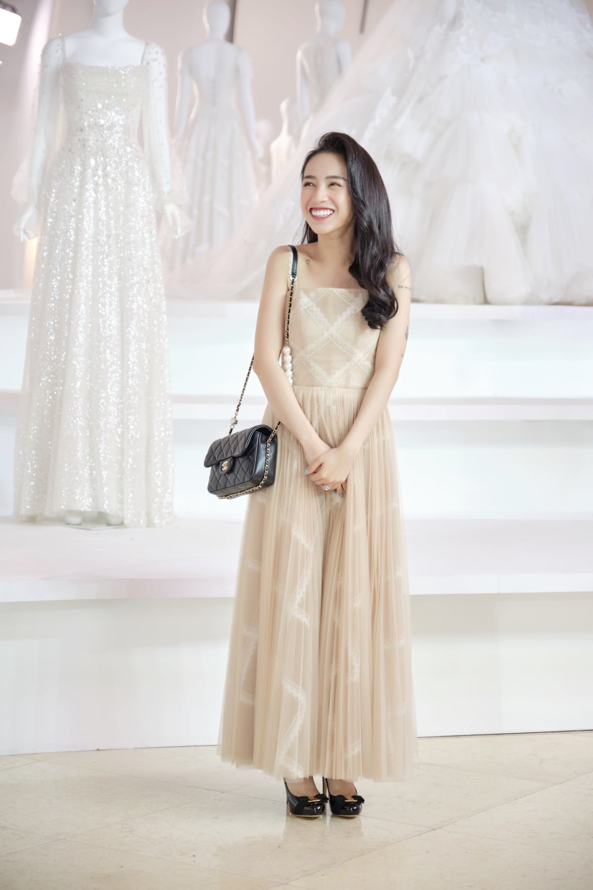 Ngoài việc ngắm những bức ảnh gợi cảm của Joyce Phạm, dân mạng còn trầm trồ trước cách dùng hàng hiệu chuẩn rich kid của con gái Minh Nhựa.