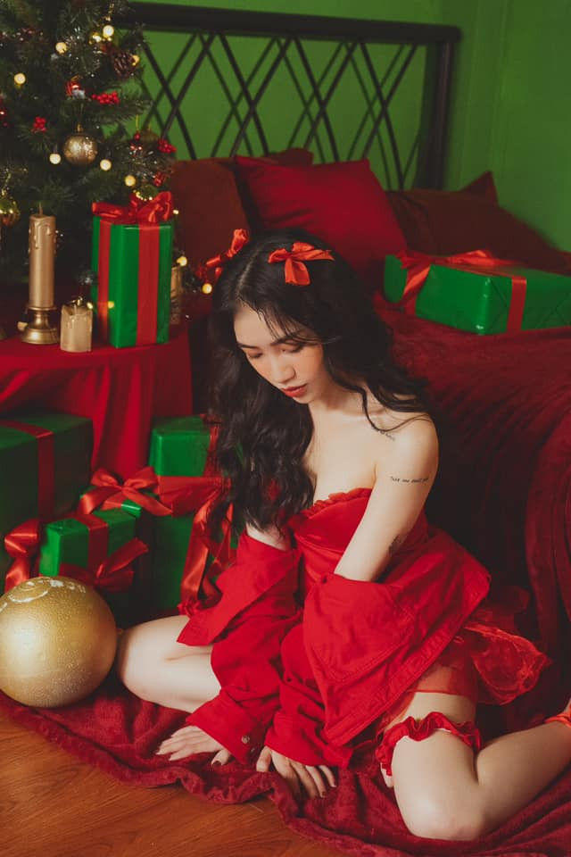 Tuy nhiên, trong lúc đó nhiều netizen rủ nhau ngắm nhìn những hình ảnh cực quyến rũ của Joyce Phạm được cô nàng đăng tải trên trang cá nhân.