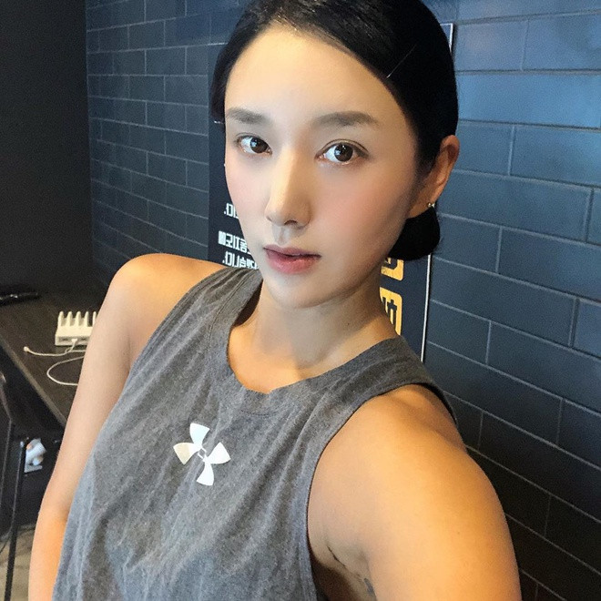 Để có được hình thể săn chắc, Areum có mặt tại phòng gym mỗi ngày. Là một người yêu thích vận động, nữ gymer xinh đẹp này lựa chọn nhiều hình thức luyện tập khác nhau, từ chạy, tập tạ cho đến boxing.