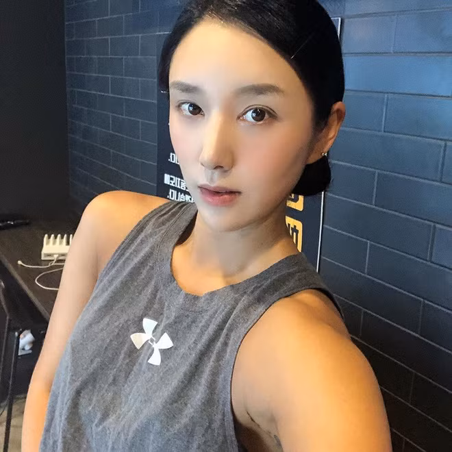 Để có được hình thể săn chắc, Areum có mặt tại phòng gym mỗi ngày. Là một người yêu thích vận động, nữ gymer xinh đẹp này lựa chọn nhiều hình thức luyện tập khác nhau, từ chạy, tập tạ cho đến boxing.