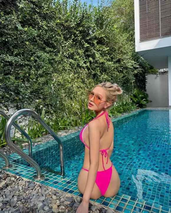 Mới đây trên trang cá nhân, Xoài Non tung loạt ảnh mới toanh. Trong hình, cô diện áo tắm đang thả dáng bên bể bơi xịn sò.