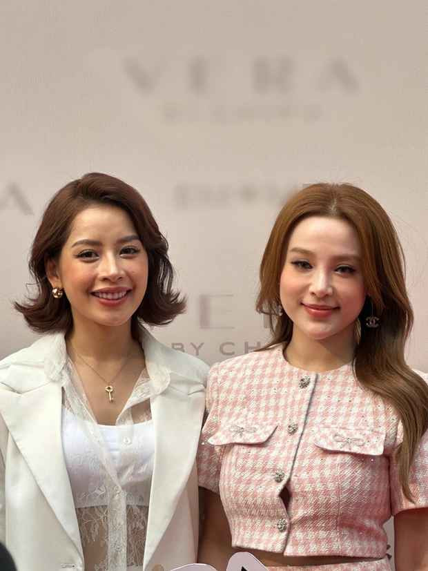 Đi cạnh con trai, Huyền Baby được khen trẻ trung, trông giống như hai chị em hơn là mẹ con. Người đẹp sở hữu vóc dáng thon gọn, thậm chí còn được nhận xét là 0% mỡ thừa.